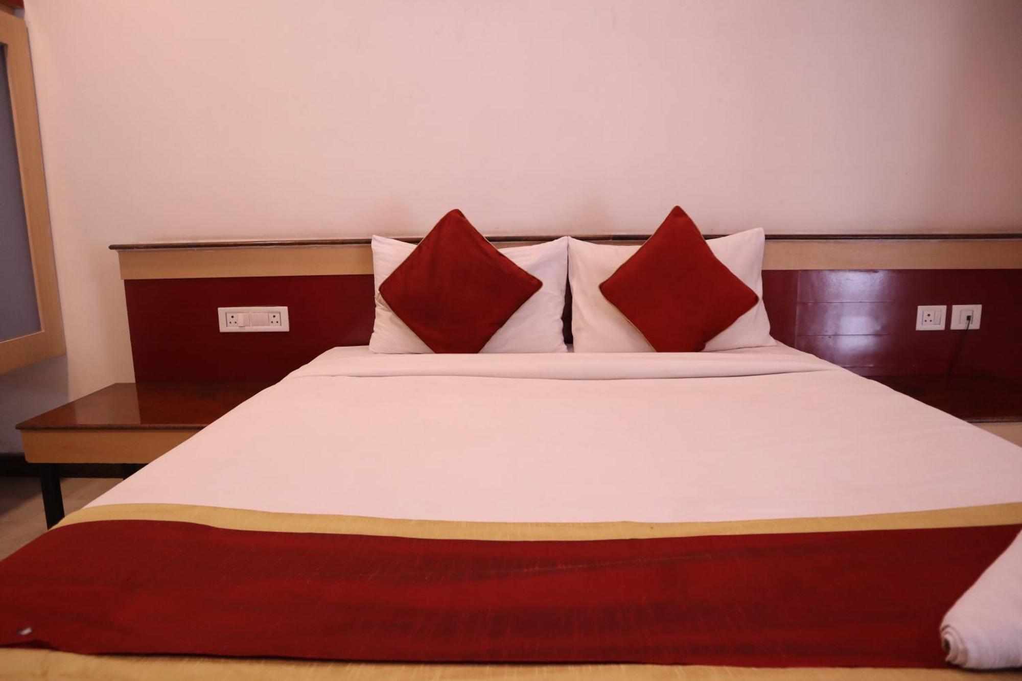 Sri Sai Ram Suites Bangalore Eksteriør billede